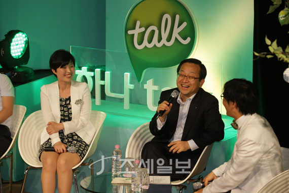 17  λ  뿬 ƮȦ  ϳ  Բϴ ũ ܼƮϳ Talk Talk' 翡    Բ Ҹ  ִ. 