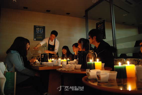 Ÿ  ķ 'EARTH HOUR' ϸ ĿǼ̳ ϰ ִ