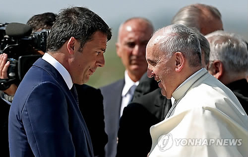 ߡ(EPA=մ) ׿ ġ Ż Ѹ() 13(ð) Ż θ ǿġ ׿ ѱ  ġ Ȳ ϰ ִ. ġ Ȳ 14Ϻ  ѱ 湮Ѵ.

  
epa04351902 Italian Premier Matteo Renzi (L) bids farewell to Pope Francis (R) at the Fiumicino airport, Rome, Italy, 13 August 2014. Pope Francis leaves Rome for South Korea, wehre he will from 14 to 18 August 2014 to attend the Asia Youth Day in Daejeon. The pontiff is also expected to lead the beatification ceremony of 124 Korean martyrs and will meet with the South Korean president.  EPA/ALESSANDRO DI MEO